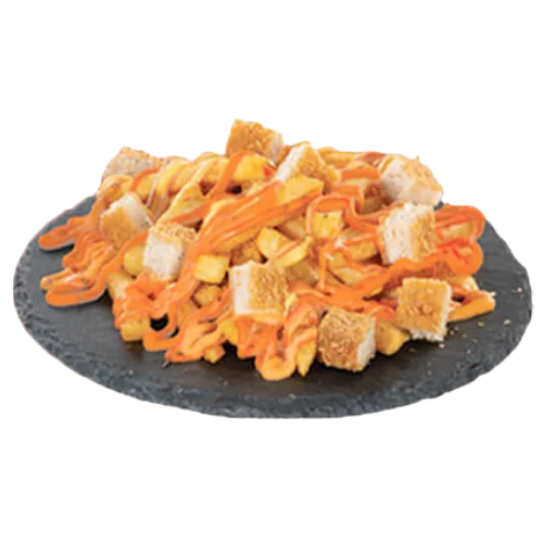 بطاطس ذهبية مغطاة بصوص الجبنة وقطع الدجاج المقرمشة.