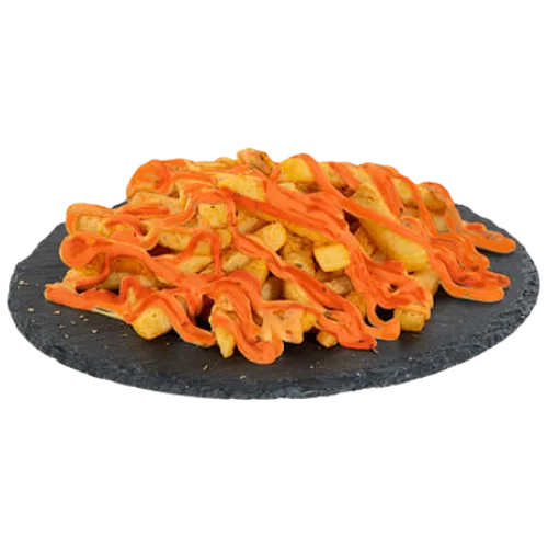 طبق تكا بطاطس ذهبية مغطاة بصوص الجبنة الغني.