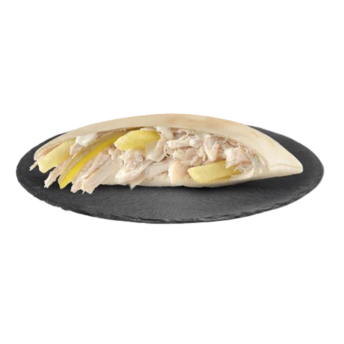 ساندويتش فروج مشوي طازج مع مخلل وثوم ومايو في خبز عربي